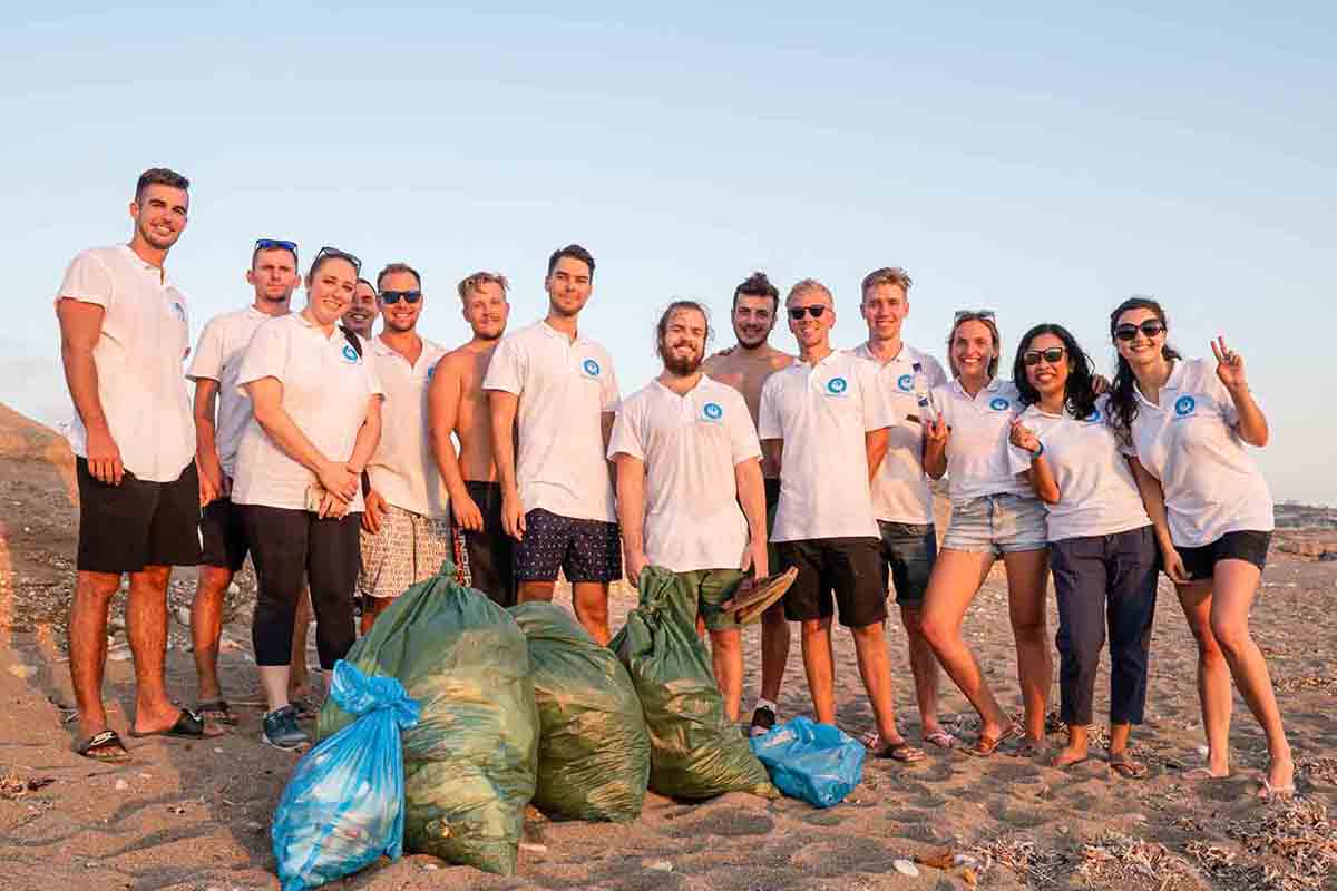 Beach clean up. People Cleaning the Beach. Beach Cleaning. Клинклинг Бич.